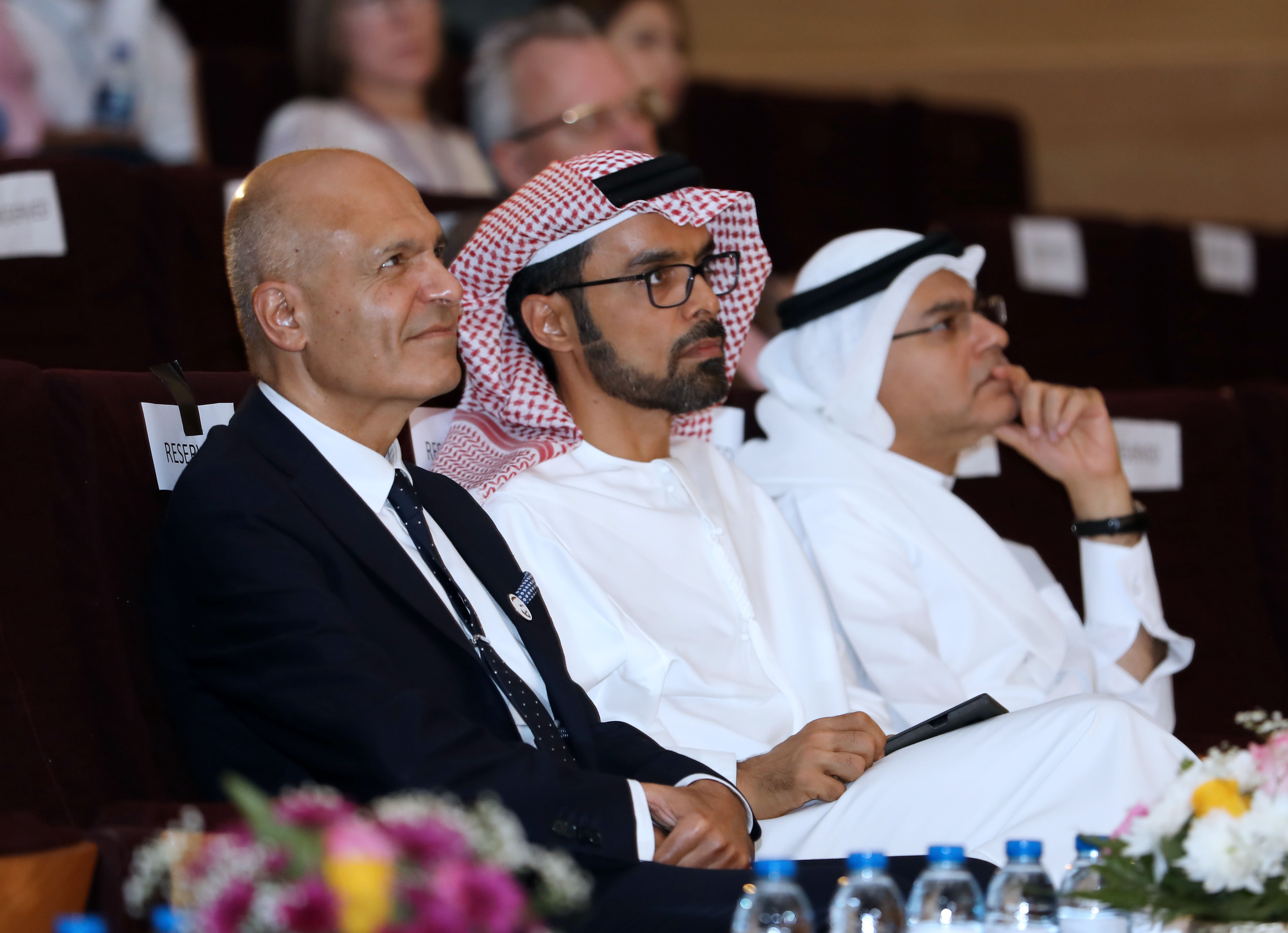 مسؤولو مجموعة الإمارات خلال القمة: أليكس ألكساندر مسؤول التكنولوجيا وناصر  بن خرباش نائب رئيس أول دائرة الموارد البشرية للتطوير وخدمات الموظفين ومحمود  باقر الخاجة نائب رئيس عمليات الشبكة